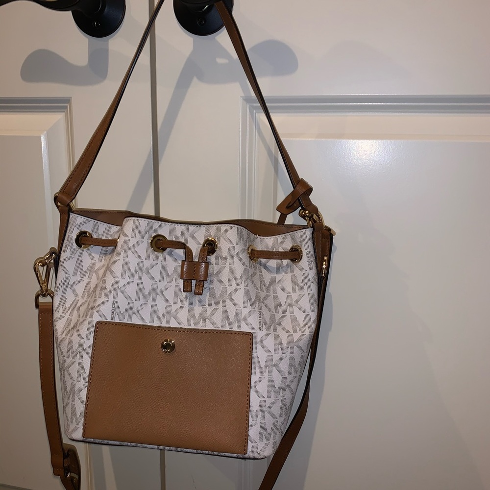 In excellent condition Michael Kors purse.